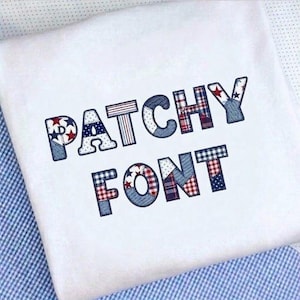 Op de afbeelding: Witte stof met de woorden "PATCHY FONT" geborduurd in patchwork-stijl. De letters zijn in rode, witte en blauwe stoffen met ster- en ruitpatronen. De stof heeft een blauw-wit geruit patroon.