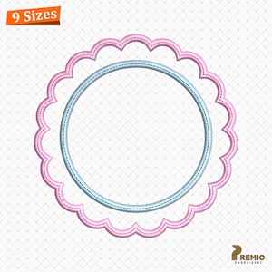 Op de afbeelding: Een borduurontwerp met een geschulpte roze cirkelvormige rand rondom een gladde lichtblauwe binnenste cirkel. Het ontwerp bevat de tekst 9 Sizes in een oranje banner linksboven en de tekst REMIO EMBROIDERY rechtsonder.