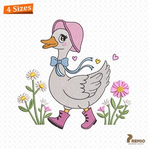 Può includere: Disegno ricamato di un'oca grigia con un cappello rosa e un fiocco blu, che cammina con stivali rosa. L'oca è circondata da steli verdi con fiori bianchi e rosa. Il design include il testo "4 Sizes".