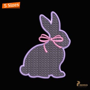 Könnte beinhalten: Ein dekoratives Osterhasen-Design mit einer rosa Schleife, einem lavendelfarbenen Umriss und einem schwarz-weißen geometrischen Muster. Das Bild enthält den Text "5 Sizes" in einer orangefarbenen Box, vor schwarzem Hintergrund.