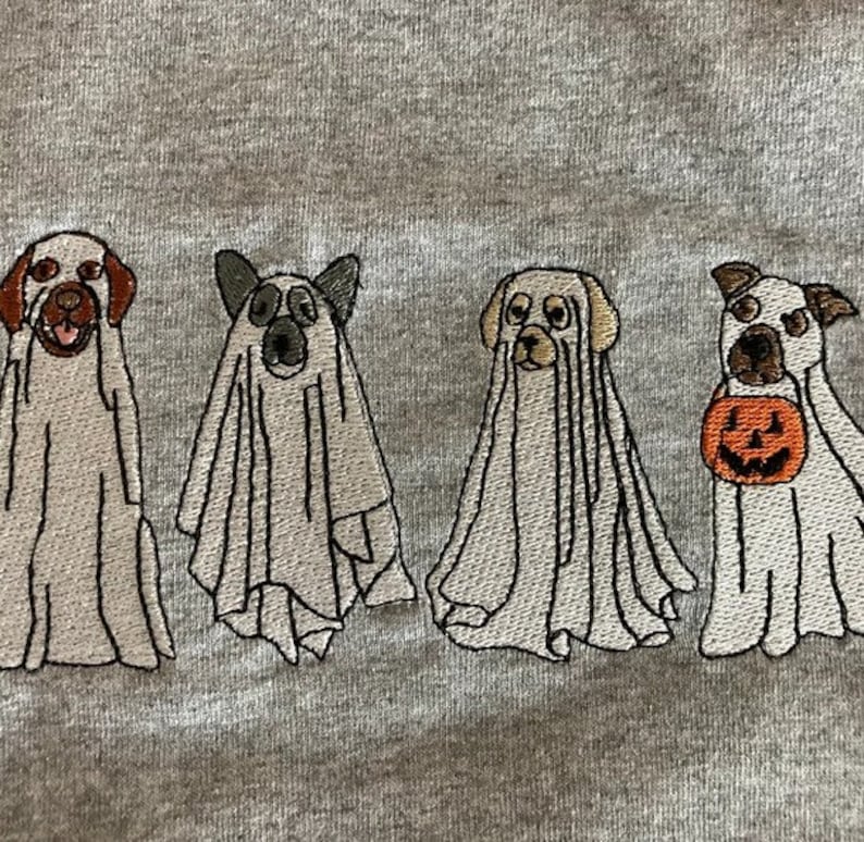 以下が含まれることがあります： ハロウィンのために幽霊に扮した犬が4匹います。1匹の犬がジャック・オー・ランタンを持っています。