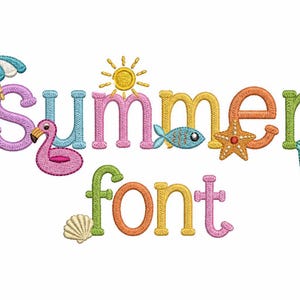 Könnte beinhalten: Buntes, gesticktes Schriftbild mit der Aufschrift "Summer font". Das Wort "Summer" ist mit einem Flamingo, einer Sonne, einem Fisch, einem Seestern und einem Sandeimer verziert. Das Wort "font" enthält eine Muschel.