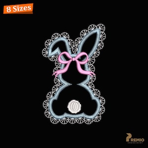 Peut inclure: Motif de broderie de lapin avec un contour bleu clair et un nœud rose. Le lapin est souligné d'une bordure en dentelle blanche et a une queue blanche duveteuse. Le texte "8 Tailles" est dans un encadré orange.