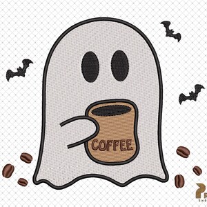 Puede incluir: Dise&ntilde;o bordado de un fantasma amigable sosteniendo una taza de caf&eacute; con la palabra "COFFEE". El fantasma tiene ojos negros y est&aacute; rodeado de murci&eacute;lagos y granos de caf&eacute;, perfecto para Halloween o amantes del caf&eacute;.