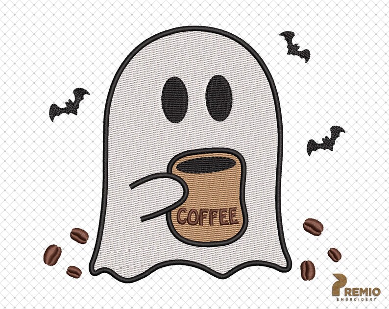Puede incluir: Dise&ntilde;o bordado de un fantasma amigable sosteniendo una taza de caf&eacute; con la palabra "COFFEE". El fantasma tiene ojos negros y est&aacute; rodeado de murci&eacute;lagos y granos de caf&eacute;, perfecto para Halloween o amantes del caf&eacute;.