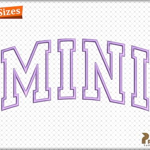 Puede incluir: Texto "MINI" en morado en una fuente de estilo universitario. Las letras están delineadas en un morado más oscuro.