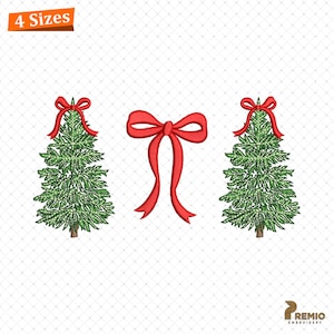 Könnte beinhalten: Ein Bild mit drei gestickten Designs zum Thema Weihnachten. Zwei grüne Weihnachtsbäume sind mit roten Schleifen verziert. In der Mitte befindet sich eine große rote Schleife. Der Text "4 Sizes" befindet sich in der oberen linken Ecke.