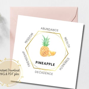 Puede incluir: Un marco hexagonal dorado con la palabra "Pineapple" en el centro. El marco está rodeado por las palabras "Wisdom", "Friendship", "Abundance", "Wealth", "Strength" y "Decadence". Una ilustración de acuarela de una piña está dentro del marco.