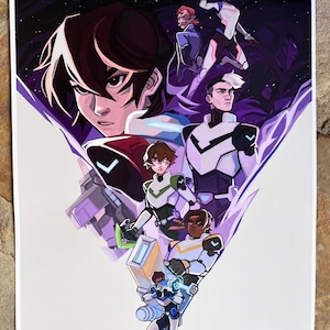 Może przedstawiać: Kolorowa ilustracja przedstawiająca postacie z serialu animowanego science fiction. Grafika przedstawia kilka postaci w futurystycznych mundurach na tle gwiaździstej nocy i fioletowych kształtów geometrycznych. Postacie mają charakterystyczne fryzury i wyrazy twarzy.