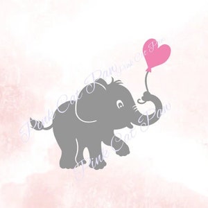 Puede incluir: Un elefante gris sosteniendo un globo rosa en forma de corazón. El elefante está mirando hacia el lado derecho de la imagen. El fondo es una acuarela rosa claro.