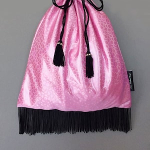 Borsa rosa fatta a mano con frange nere - Borsa porta soldi, ideale per artisti e ballerini