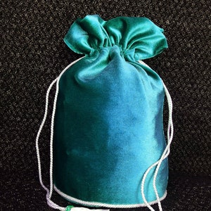 Abendtasche aus Samt in Türkis - Perfekt für das Tragen von Essentials mit Stil