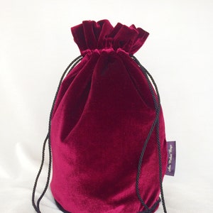 Handgefertigte Abendtasche aus weinrotem Samt mit schwarzem Satinfutter - Große Größe für Ihre wichtigsten Dinge