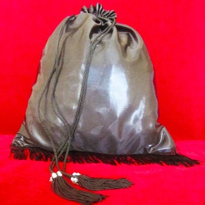 Schwarze Geldtasche mit schwarzen Fransen