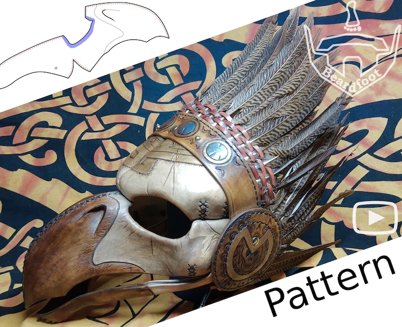 Pode incluir: Uma m&aacute;scara de couro com um bico longo, decorada com detalhes met&aacute;licos e penas. A m&aacute;scara faz parte de uma fantasia ou cosplay. A imagem tamb&eacute;m inclui um padr&atilde;o para a m&aacute;scara.