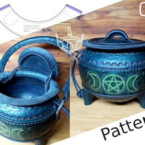 Puede incluir: Bolso artesanal de cuero verde oscuro con forma de caldero, con tapa y asa. El bolso presenta medias lunas en relieve y un diseño de pentagrama, con la palabra "Pattern" en blanco. Tiene tres patas y aros de metal plateado.
