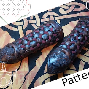 Può includere: Due bracciali in pelle marrone con accenti intrecciati rossi. I bracciali sono decorati con intricate incisioni di animali e motivi. L'immagine include la parola "Pattern".