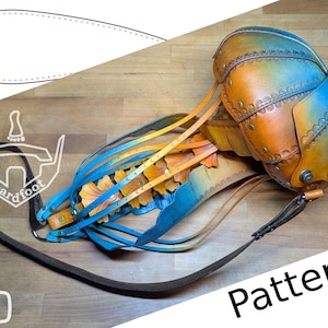 Op de afbeelding: Een handgemaakte leren tas in de vorm van een kwal, met een verloop van blauwe, oranje en gele tinten. De tas heeft ingewikkelde stiksels en metalen klinknagels, met lange, vloeiende tentakels. Een patroon en het woord "Pattern" zijn zichtbaar.
