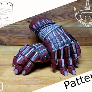 Peut inclure: Une paire de gants articulés rouges et blancs avec une finition vieillie. Les gants ont un design segmenté avec des accents métalliques et sont enveloppés de tissu blanc. Le mot "Pattern" est visible dans l'image.