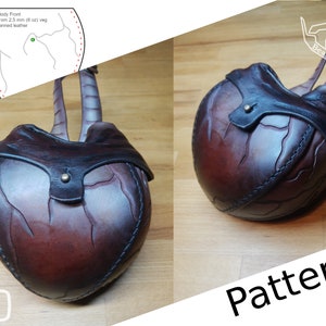 Könnte beinhalten: Eine braune Ledertasche mit einem Klappverschluss und einem dekorativen Nähten-Detail. Die Tasche hat einen Griff und ist aus pflanzlich gegerbtem Leder gefertigt. Das Muster für die Tasche ist im Hintergrund zu sehen.