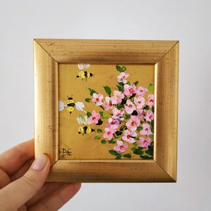 Pintura de abejas en flor de cerezo, arte original, arte pequeño en miniatura con marco dorado de pan de oro, 4 x 4 pulgadas