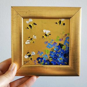 Pintura de abejas Nomeolvides Arte original Arte pequeño Miniatura con marco dorado de pan de oro 4x4 pulgadas