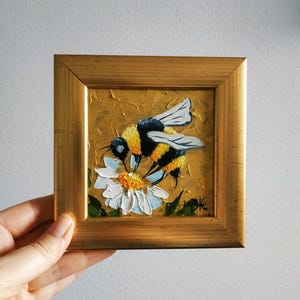 Pintura de abejas con margaritas Arte original Arte pequeño Miniatura con marco dorado de pan de oro 4x4 pulgadas