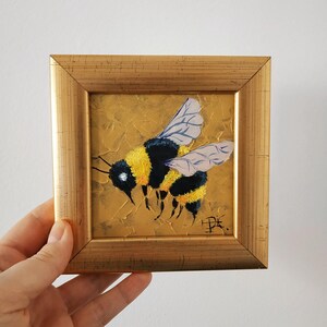 Pintura de abejas con margaritas Arte original Arte pequeño Miniatura con marco dorado de pan de oro 4x4 pulgadas
