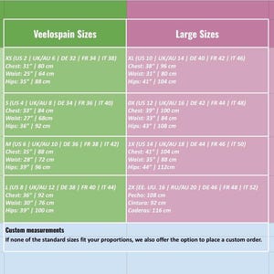 Op de afbeelding: Een maattabel met twee hoofdkolommen genaamd Veelospain Sizes en Large Sizes. De tabel toont verschillende maten van XS tot 2X met bijbehorende borst-, taille- en heupmaten in inches en centimeters, inclusief internationale maatconversies.