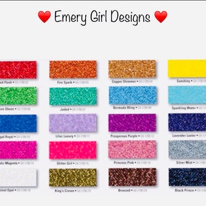 Puede incluir: Una tabla de 20 colores de purpurina diferentes con sus nombres y n&uacute;meros correspondientes. Los colores incluyen rojo, verde, azul, morado, rosa, amarillo, naranja, marr&oacute;n, negro, blanco y plateado.