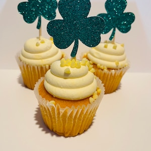 Glitter Shamrock Cupcake Toppers: St Patrick&#39;s Day Decorations