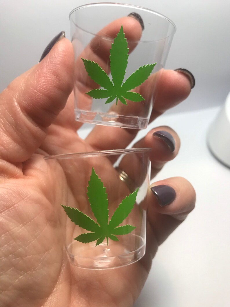 420 Marijuana Leaf plastic shot glasses Marijuana leaf Etsy Nederland