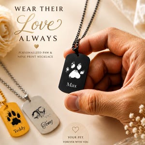 Peut inclure: Collier avec une plaque noire gravée d'une empreinte de patte et du nom "Max". D'autres colliers jaunes et argentés présentent des motifs d'empreintes de pattes et de nez. Le texte indique "Wear Their Love Always".