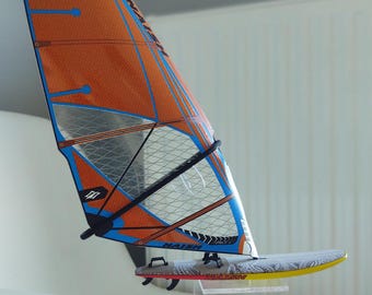 Modelo Windsurf Naish Assault 95L Naish Force 4 4.5 naranja-azul