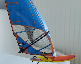 Modelo Windsurf Naish Assault 85L Naish Force 4 4.5 azul-naranja