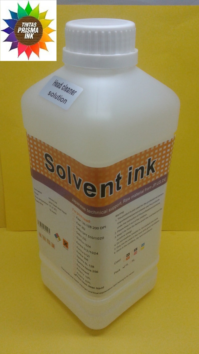 Pu&ograve; includere: Una bottiglia di plastica trasparente di soluzione detergente per testina di inchiostro Solvent Ink. La bottiglia ha un tappo bianco e un'etichetta con il testo "Solvent Ink" e "Supporto tecnico giapponese. Materie prime da JP US DE".