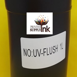 Peut inclure: Une bouteille en plastique noire avec une étiquette blanche indiquant "NO:UV-FLUSH 1L". La bouteille est étiquetée avec un autocollant indiquant "PRINTER SUPPLY Ink".