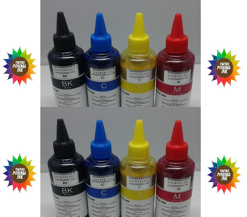 Pu&ograve; includere: Bottiglie di inchiostro a sublimazione nero, ciano, giallo e magenta. Ogni bottiglia ha un tappo colorato corrispondente all'inchiostro. Le etichette indicano "BK", "C", "Y" e "M" per inchiostro nero, ciano, giallo e magenta. &Egrave; visibile anche il marchio "TINTAS PRISMA INK".