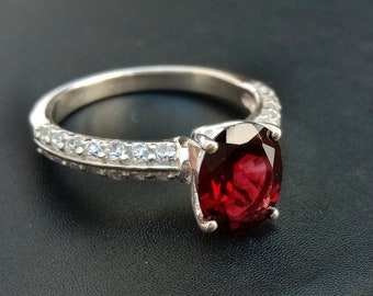 Anillo de granate rojo natural - Anillo de plata 925 - Anillo de corte ovalado - Joyería con piedras preciosas de granate - Anillo de piedra de granate rojo hecho a mano - Anillo de compromiso - Regalo para ella