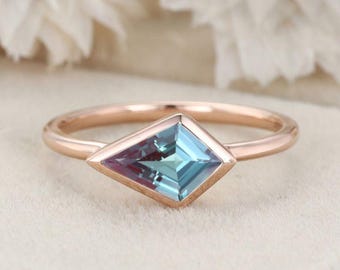 Unique East West Bezel Alexandrite Ring,Kite Cut Alexandrite Engagement Ring,Alexandrite wedding Ring,Anniversary Gift for Her,promise ring