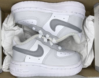 Benutzerdefinierte Baby Sneakers, Neugeborene, Babyshower Geschenk, Air Force 1 Nike, Grau