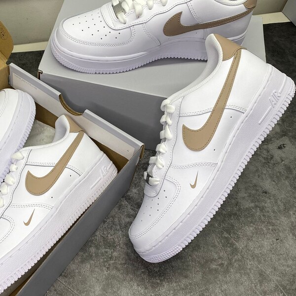 Baskets personnalisées, Nike air force 1, Brun taupe, Peint à la main, Art des baskets