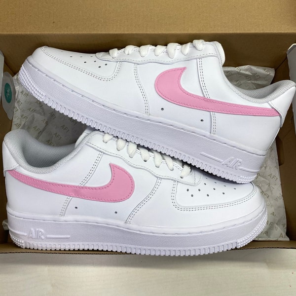 Air Force 1, Custom-Sneaker, hellrosa Swoosh