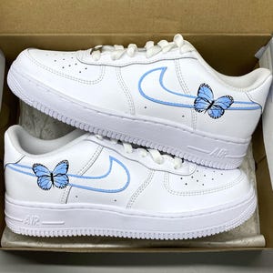 Air Force 1 personnalisées, baskets Nike, papillon bleu clair, logo AF1, papillons, cadeau pour femme, fille, anniversaire, mariage, mariée, rêve