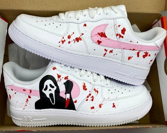 nike air force 1, baskets personnalisées, ghostface rose, éclaboussures de sang rouge, film de cri, halloween effrayant