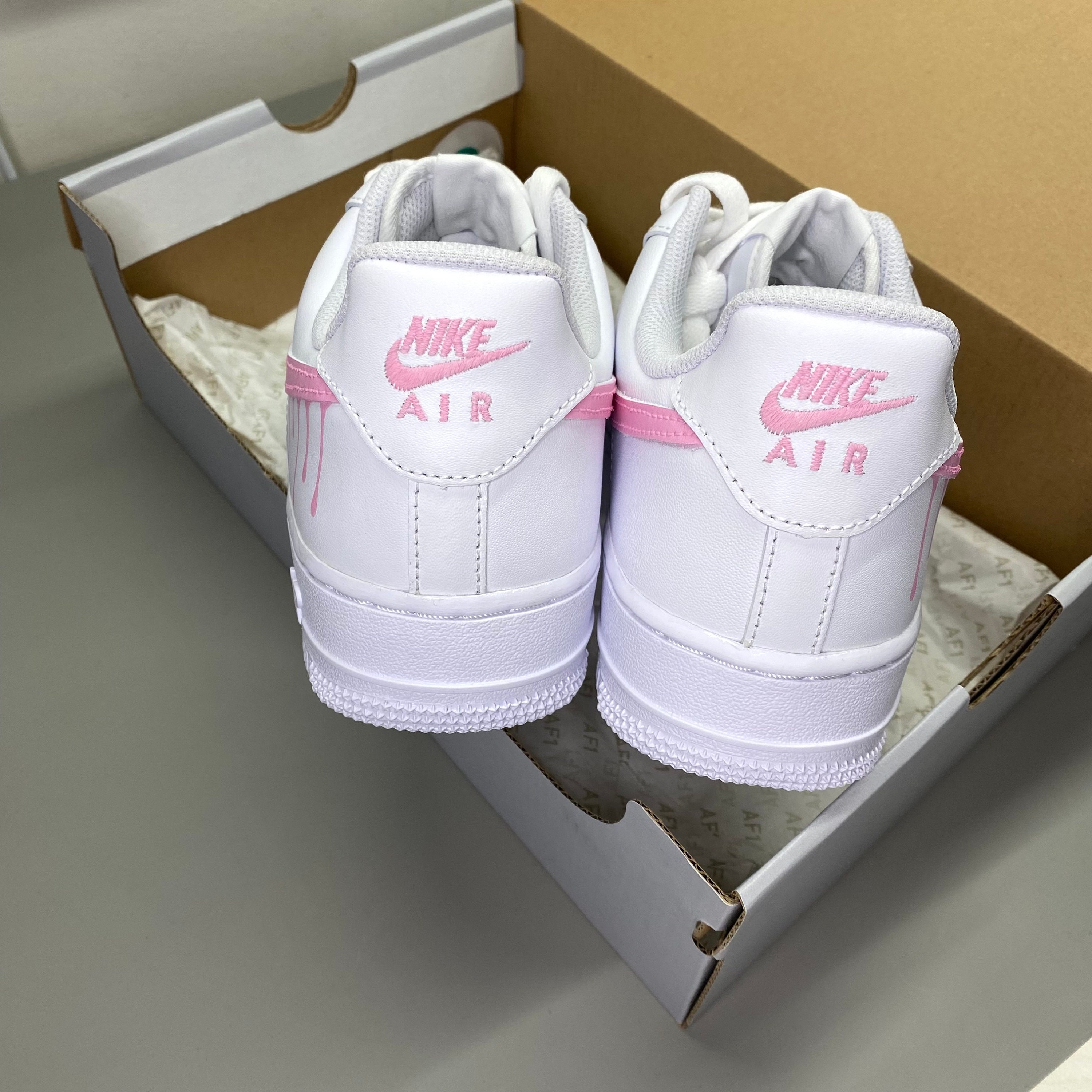 ナイキ エア フォース 1、ピンクのドリップスウッシュ、カスタム