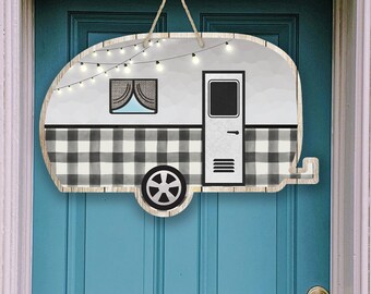 Camper puerta colgante negro y blanco plaid Camping Camper Sublimation Diseño para Aparecium Design Co blanco Digital Descargar PNG Rustic Trailer