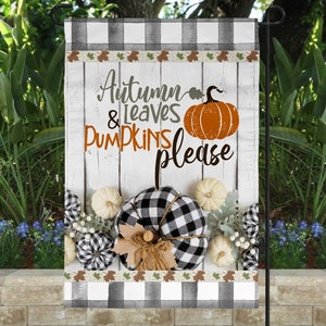 Könnte beinhalten: Ein weißes Holzschild mit schwarz-weiß karierten Rändern. Das Schild trägt den Text "Herbst & Blätter Kürbisse Bitte" mit einer kleinen orangefarbenen Kürbisgrafik. Das Schild ist mit weißen Kürbissen und schwarz-weiß karierten Stoffkürbissen verziert.