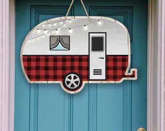 Camper puerta colgante rojo y negro plaid Camping Camper Sublimation Diseño para Aparecium Design Co blanco Digital Descargar PNG Rustic Trailer