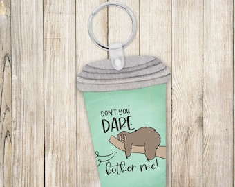 Latte Coffee Cup Sublimation Keychain Lazy Sloth Design con espacio para la personalización para Aparecium Design Co Llave En blanco PNG